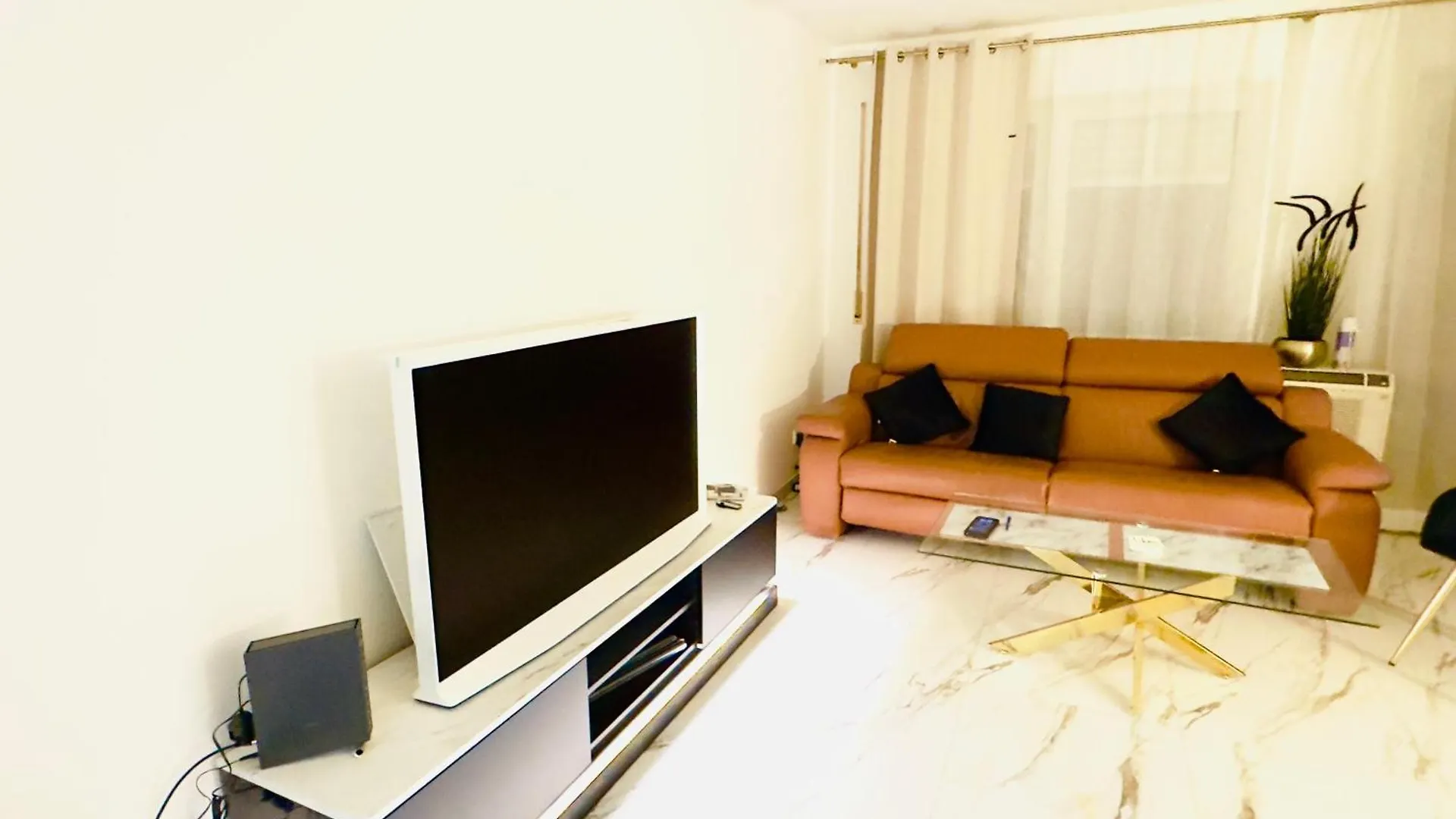 Modern Moeblierte Wohnung In Zentraler Lage Frankfurt am Main Germany